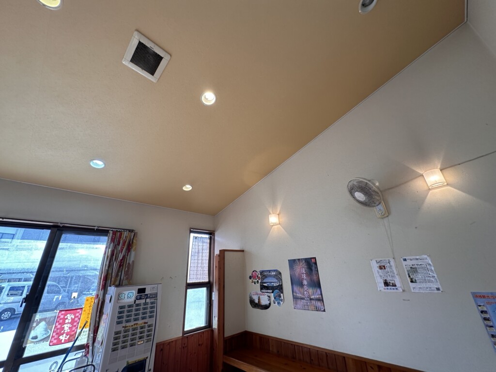 木材を多用した温かみのある新垣ぜんざい屋の店内。カウンター席とテーブル席がある