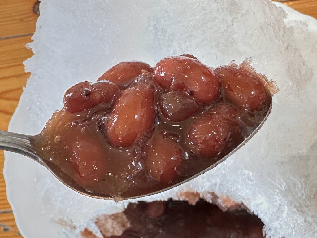 薪釜でふっくらと炊き上げられた大粒の金時豆のアップ。ツヤがある