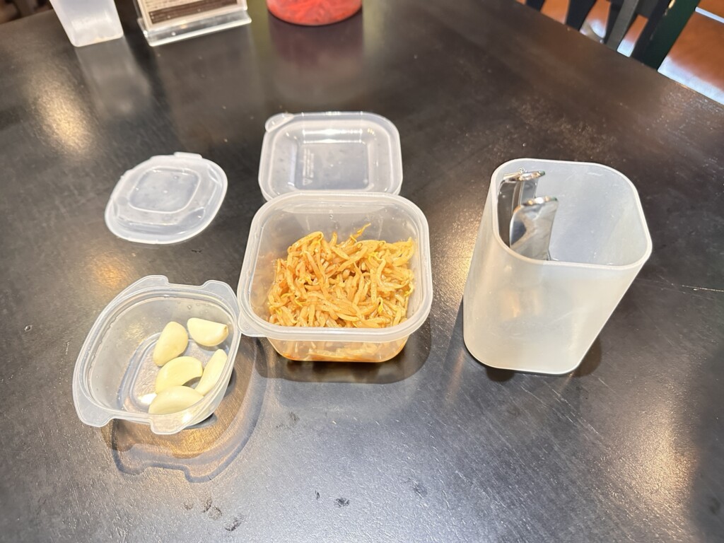 無料サービスの辛もやしとニンニク。味変にも欠かせません