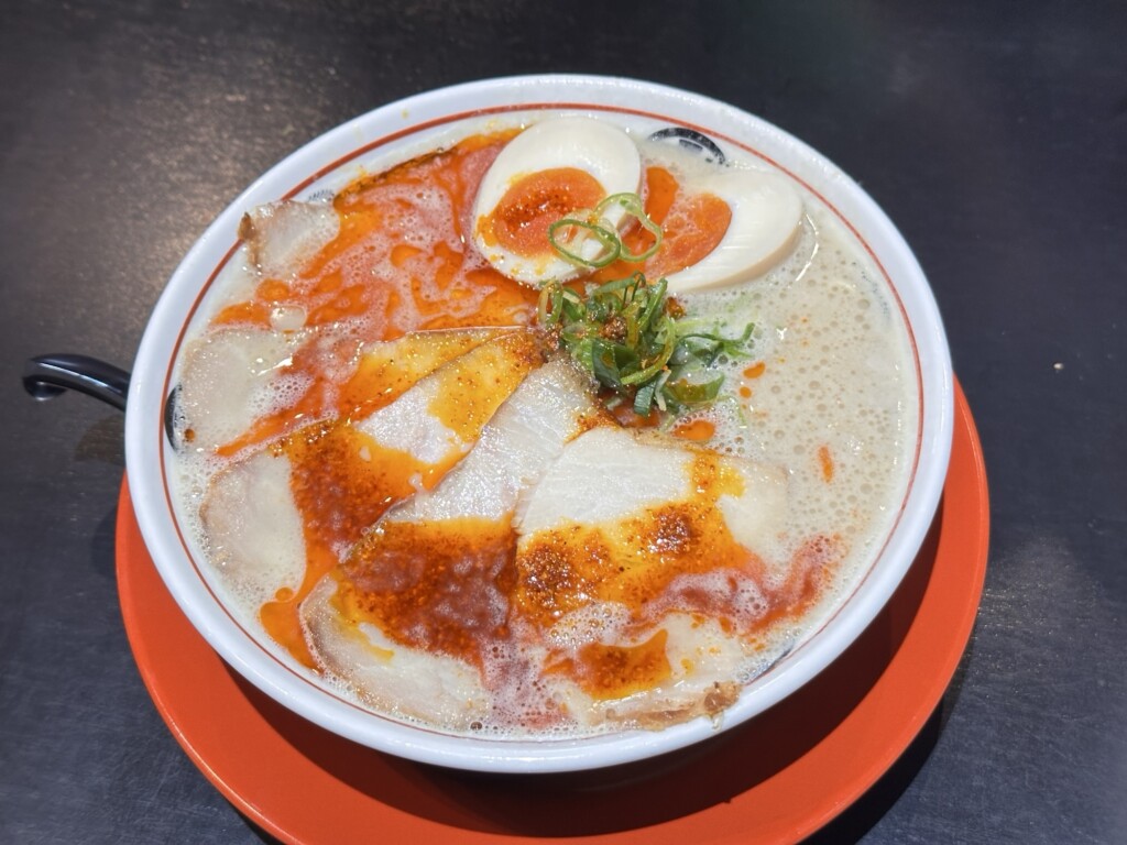 赤から豚骨ラーメン全乗せ 1230円。赤いソースがスープに溶け込みます