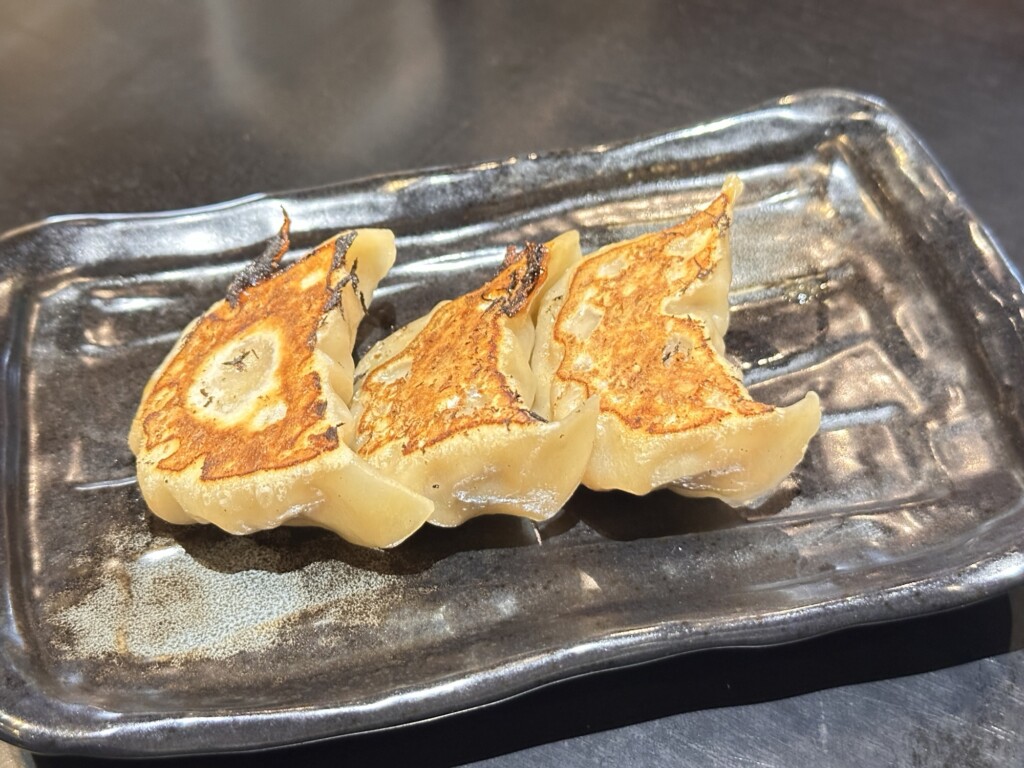 餃子3個 390円。こんがりとした焼き目が食欲をそそります