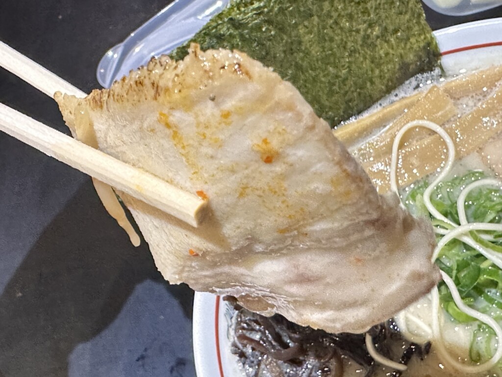 チャーシューのアップ。柔らかく煮込まれており、味が染みています