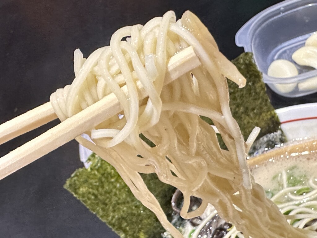 レンゲですくったスープ。とろみがあり、麺によく絡みます