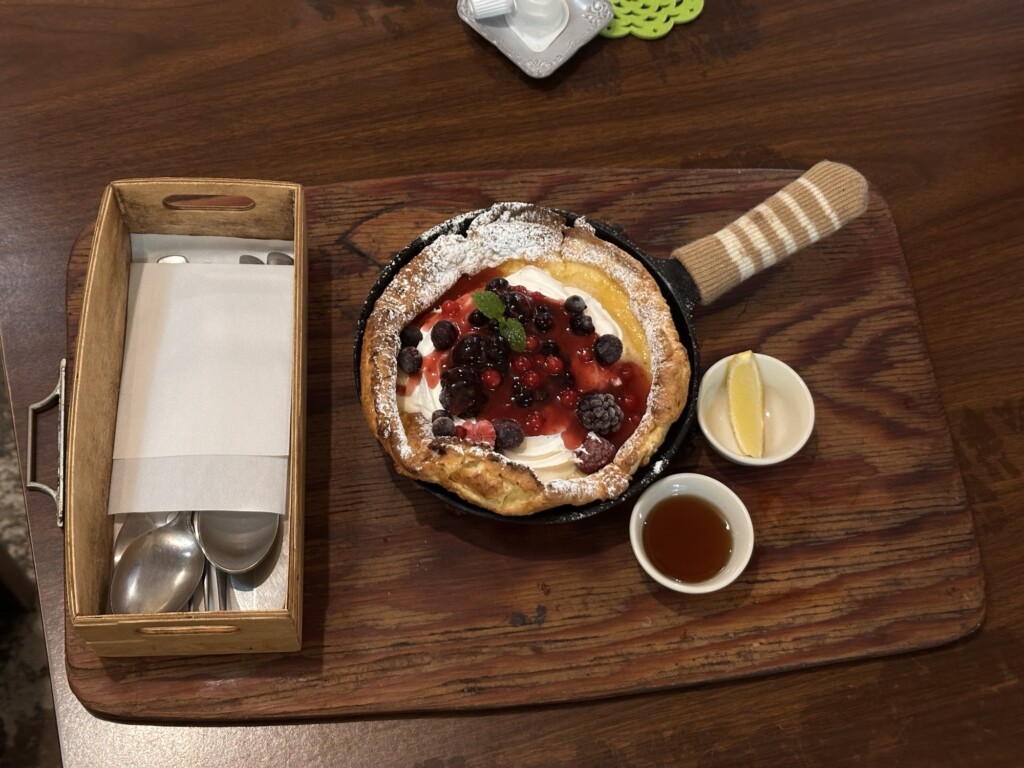 フライパン（スキレット）に乗ったベリーのダッチベイビー