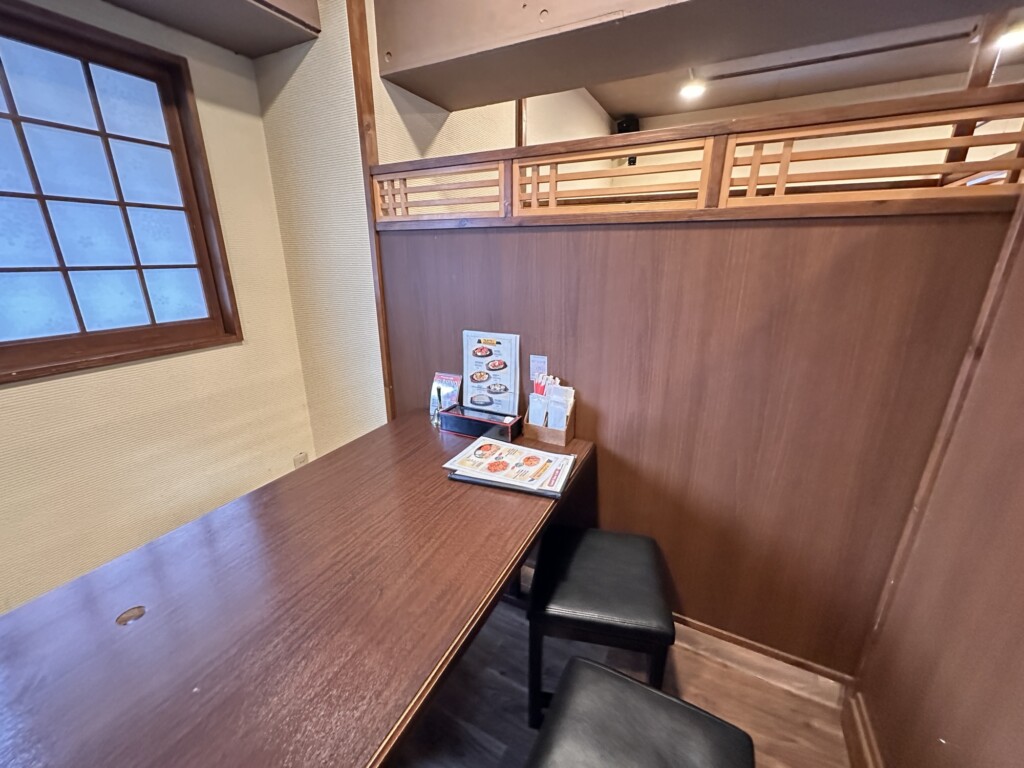 店内の靴箱。ここで靴を脱ぎます。