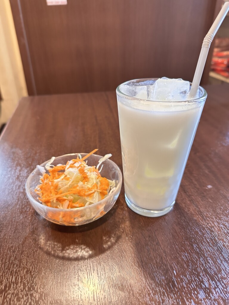 ランチセットのサラダとラッシー