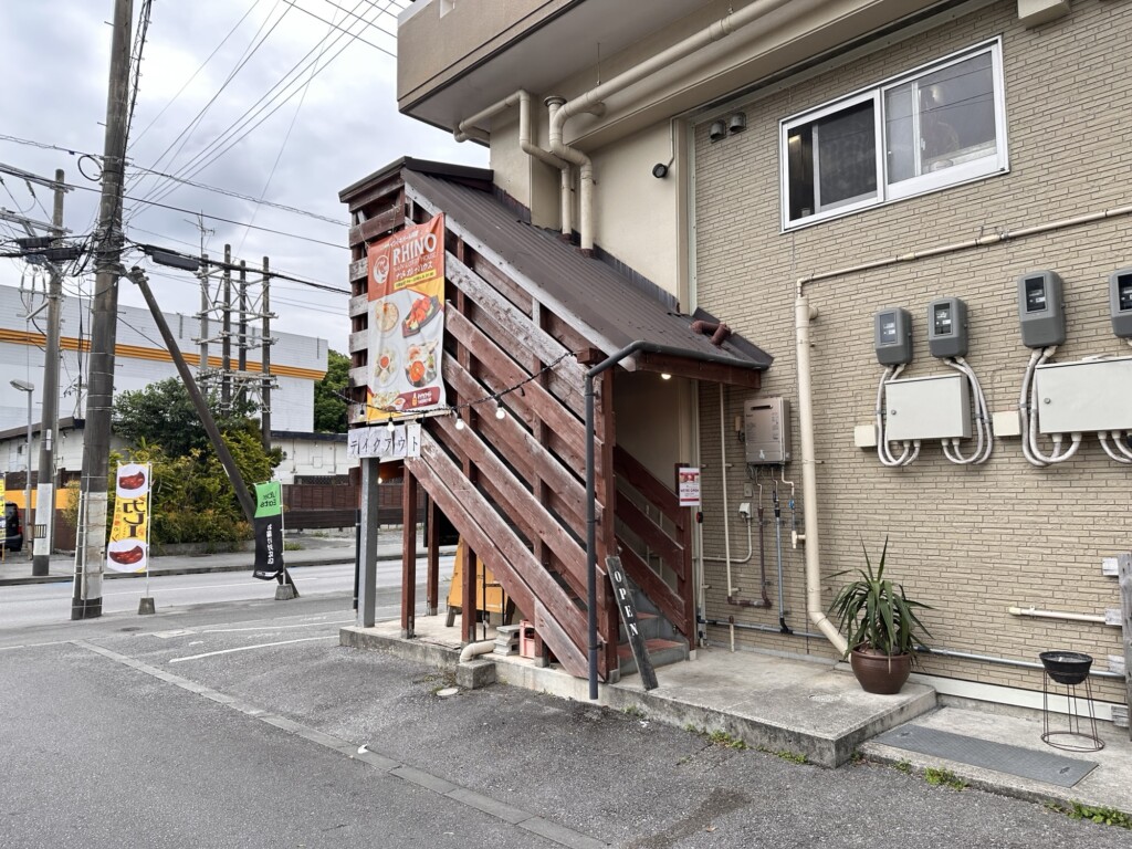 ライノナン&カレーハウス名護店の外観。ビルの2階にお店を構えています。