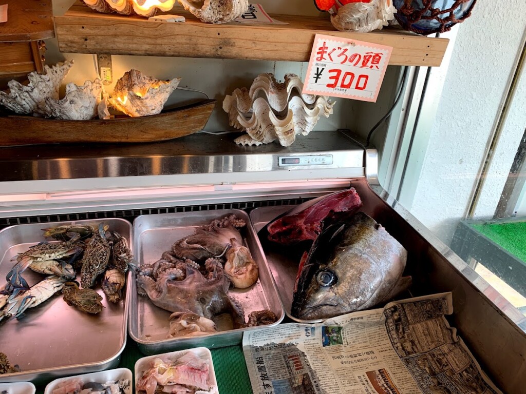300円で売られている巨大なマグロの頭