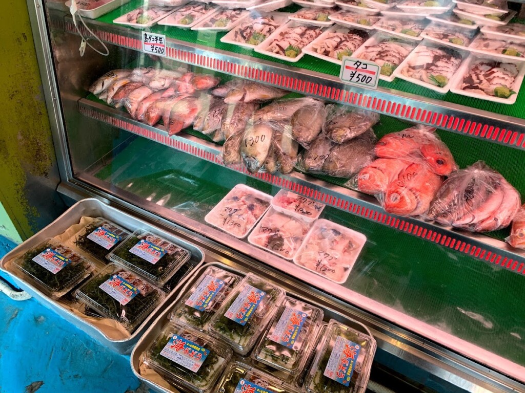 500円から購入できる刺身のパックと海ブドウ