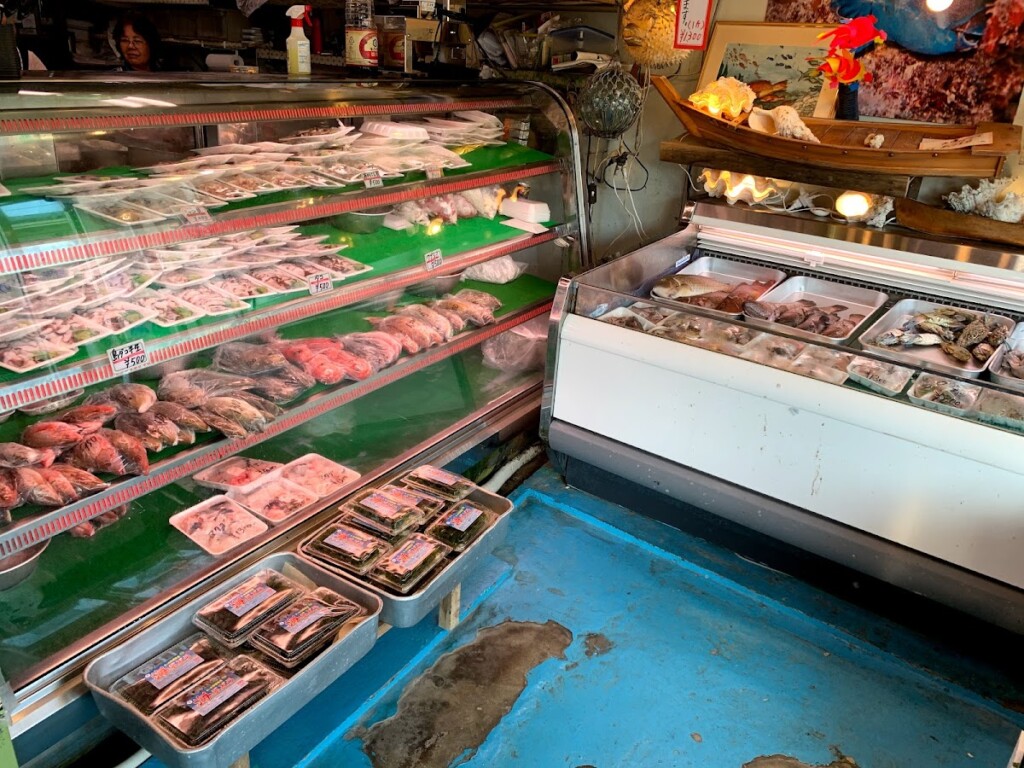 与那嶺鮮魚店の店内に並ぶ新鮮な魚介類