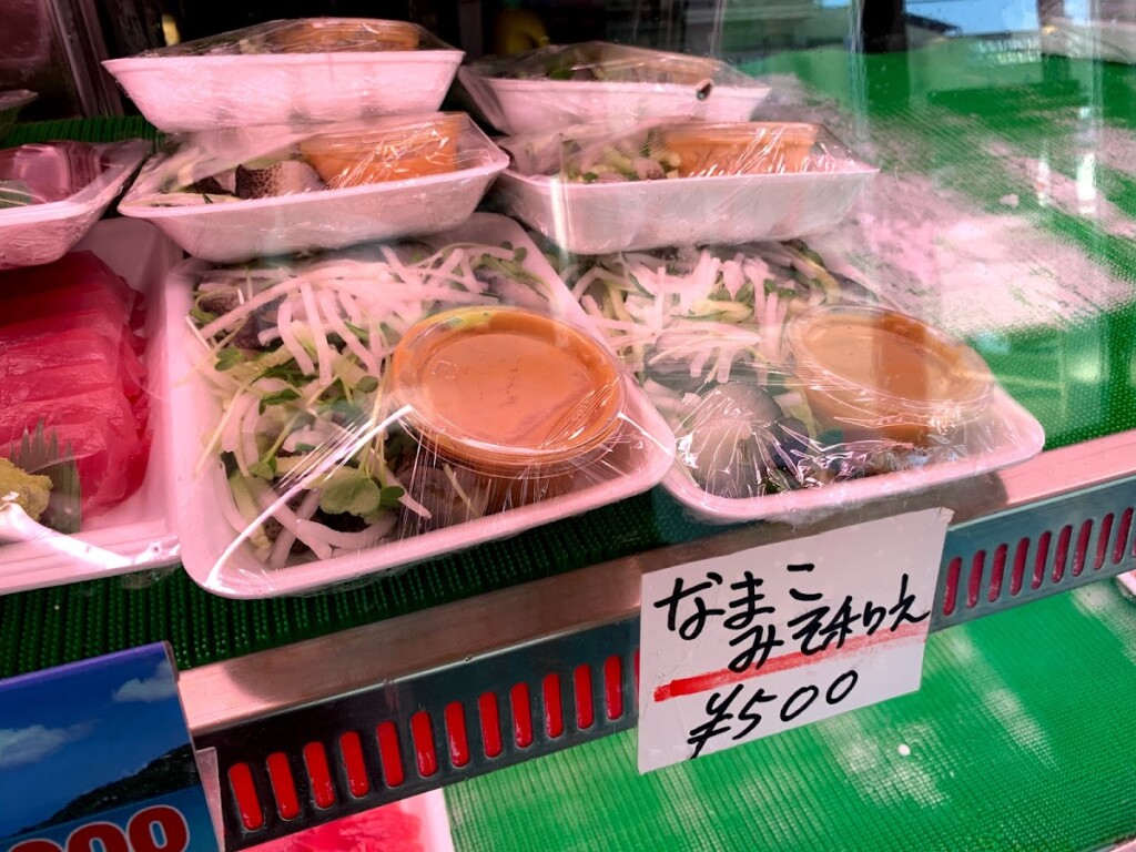 沖縄の地魚となまこが並ぶ陳列棚