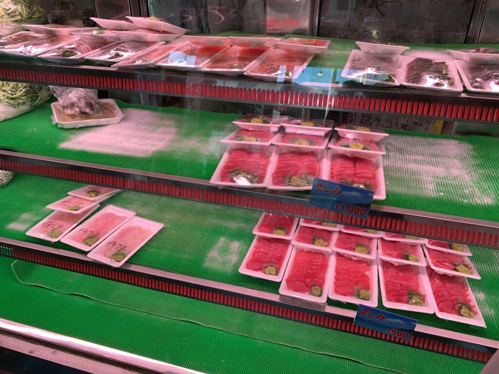 与那嶺鮮魚店の店内。棚には新鮮な魚介が並んでいます