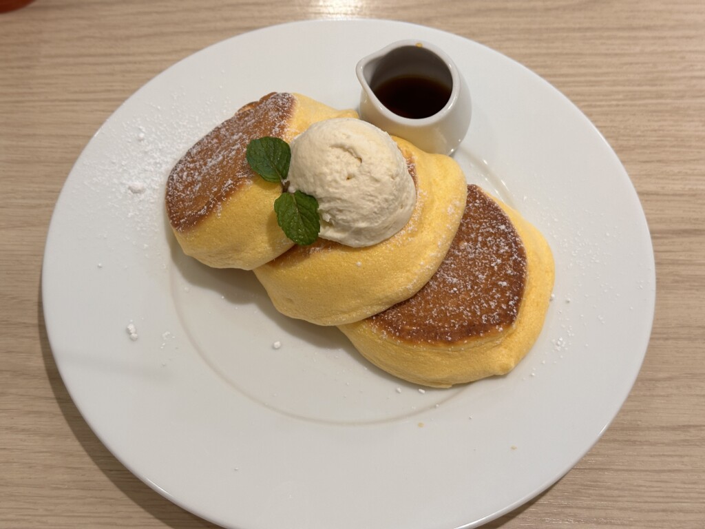 運ばれてきたばかりの幸せのパンケーキ。厚みがあり、生地が非常に黄色い。