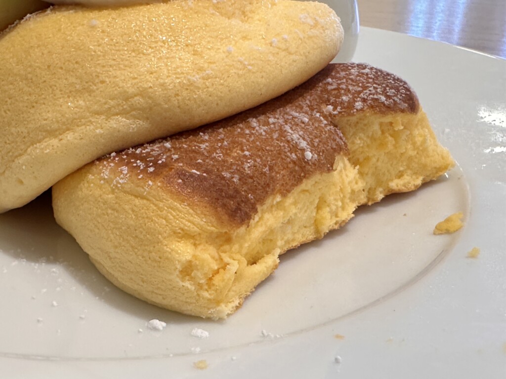 カットされたパンケーキの断面。きめ細かく、ふわふわした質感が伝わる。