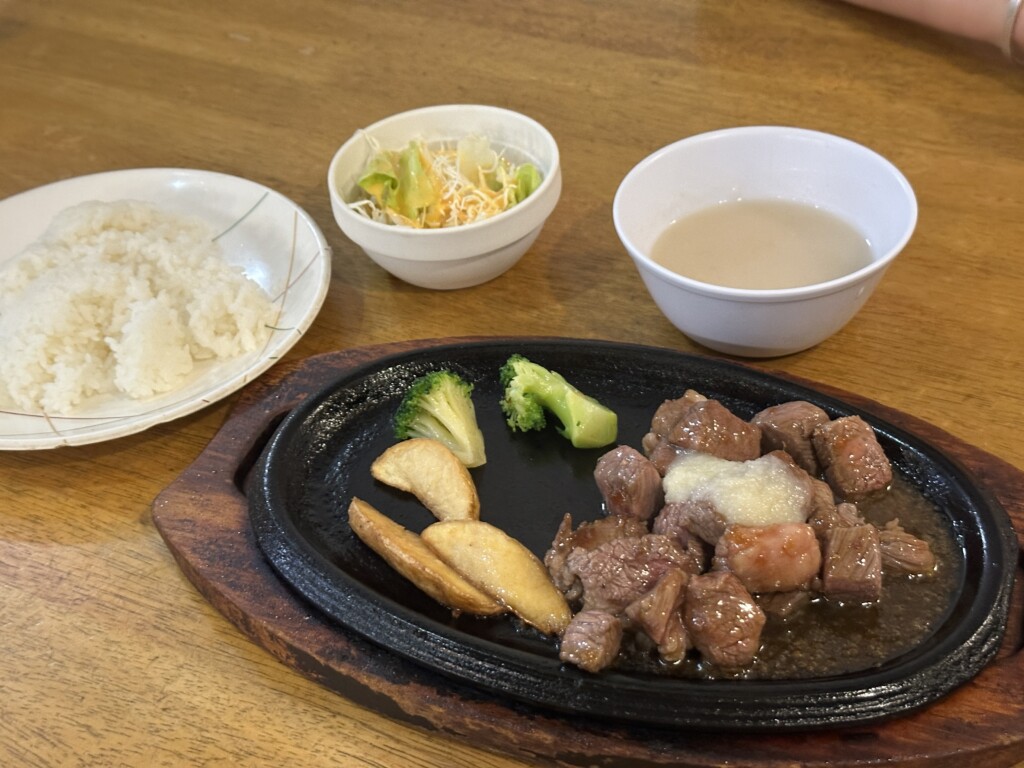 レストラン海洋の黒毛和牛サイコロステーキ定食。鉄板の上でお肉がジュージュー音を立てる様子