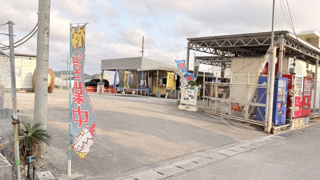 屋外居酒屋とぅいとぅい 名護店の外観。開放的な半野外のテント席が広がる