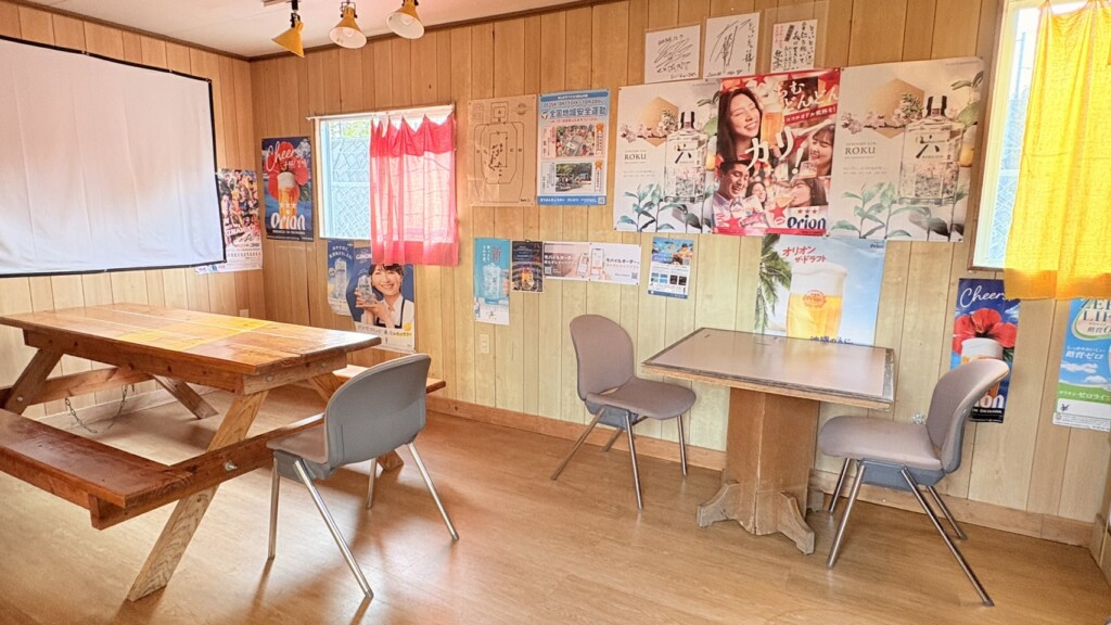 プレハブタイプの屋内店舗の外観