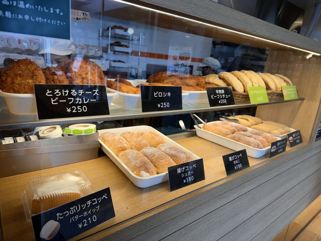 ショーケースに並ぶ実物のパン。揚げパンの質感がとても美味しそうです