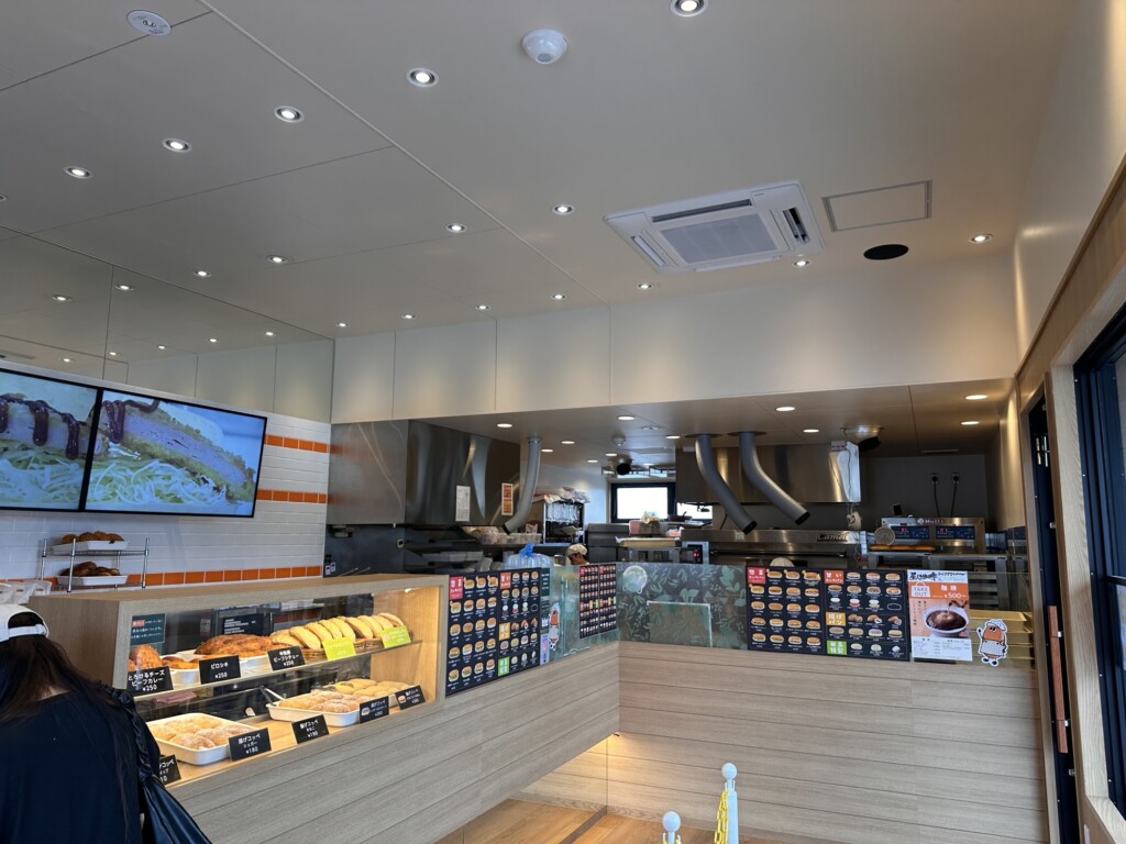 明るく清潔感のあるコッペ田島 北中城店の店内。オープンキッチンでパンが作られる様子が見えます