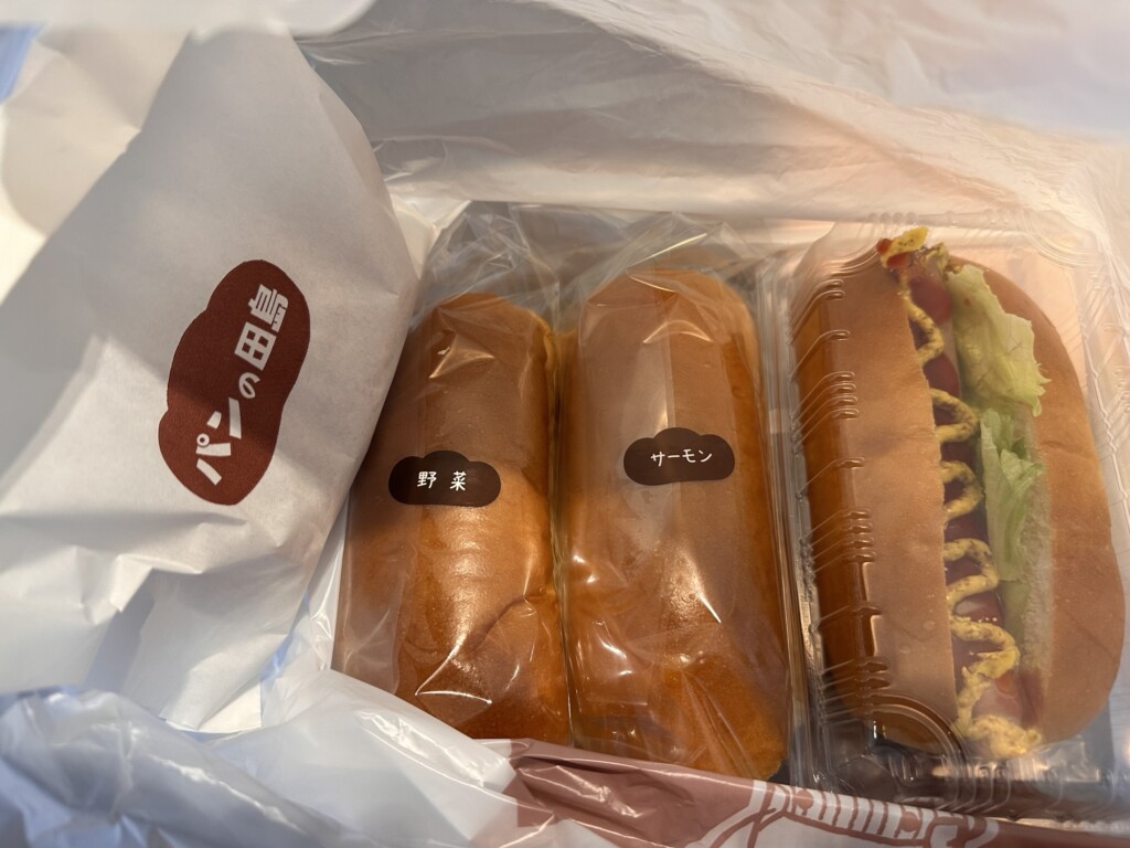 今回購入した4種類のコッペパン。どれも手に持つとずっしりとした重みがあります