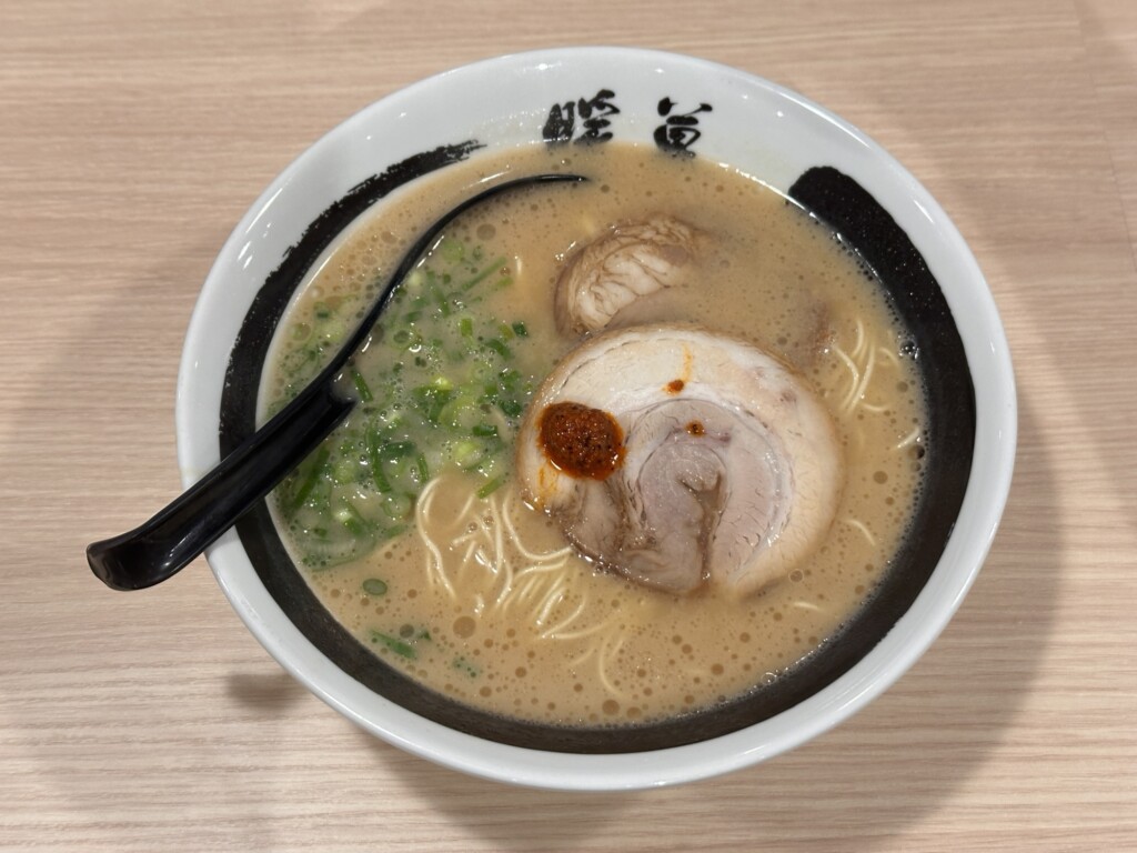 ラーメン暖暮の名物豚骨ラーメン。きれいな白濁スープの真ん中に辛味噌がそえられている