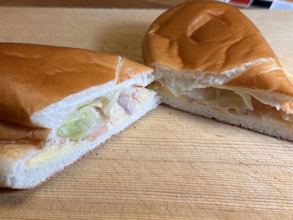 スモークサーモンクリームチーズの断面。具材が端までしっかり詰まっています