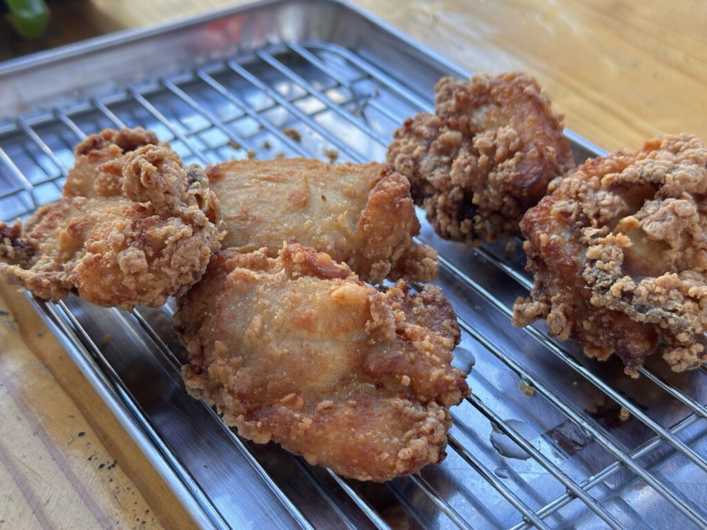 箸で持ち上げた巨大な唐揚げ