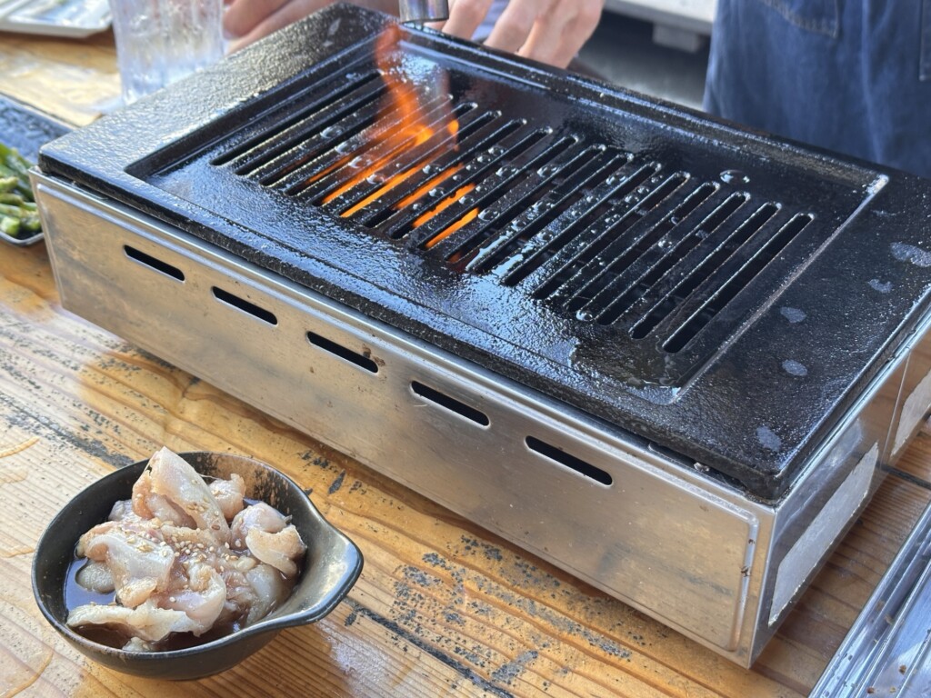 コンロで鶏肉を焼く様子