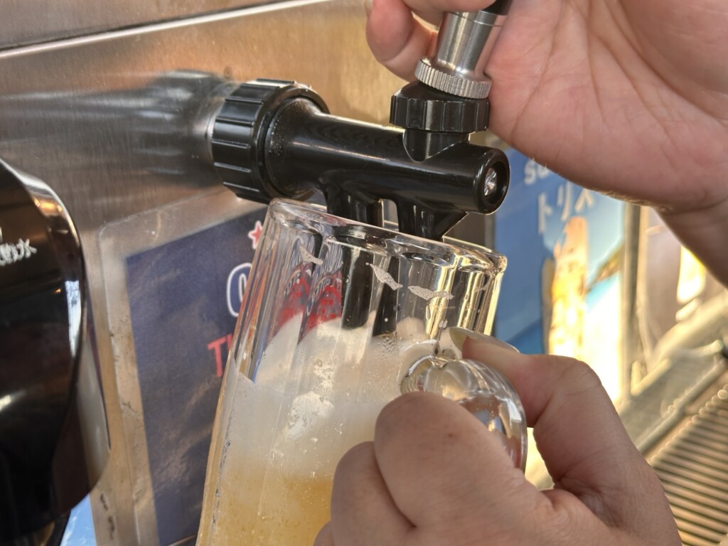 ビールサーバーからビールを注ぐ様子