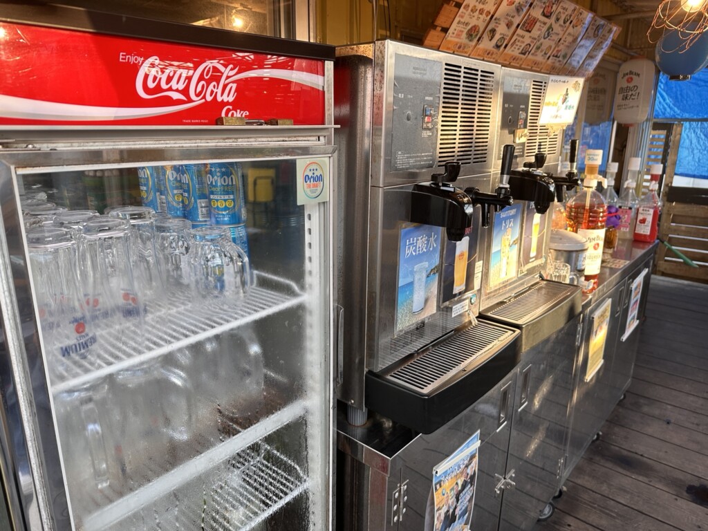 ドリンクコーナーの冷蔵庫。ここから冷えたジョッキを取り出す
