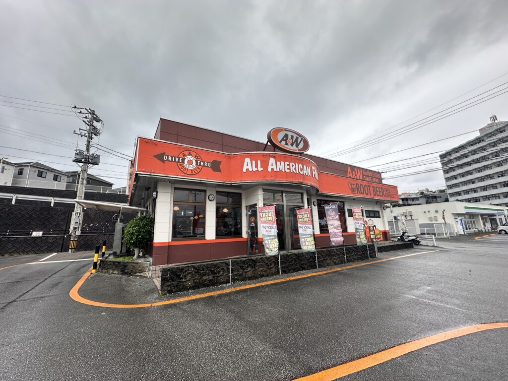 A&W名桜店の外観。オレンジと茶色のアメリカンな建物