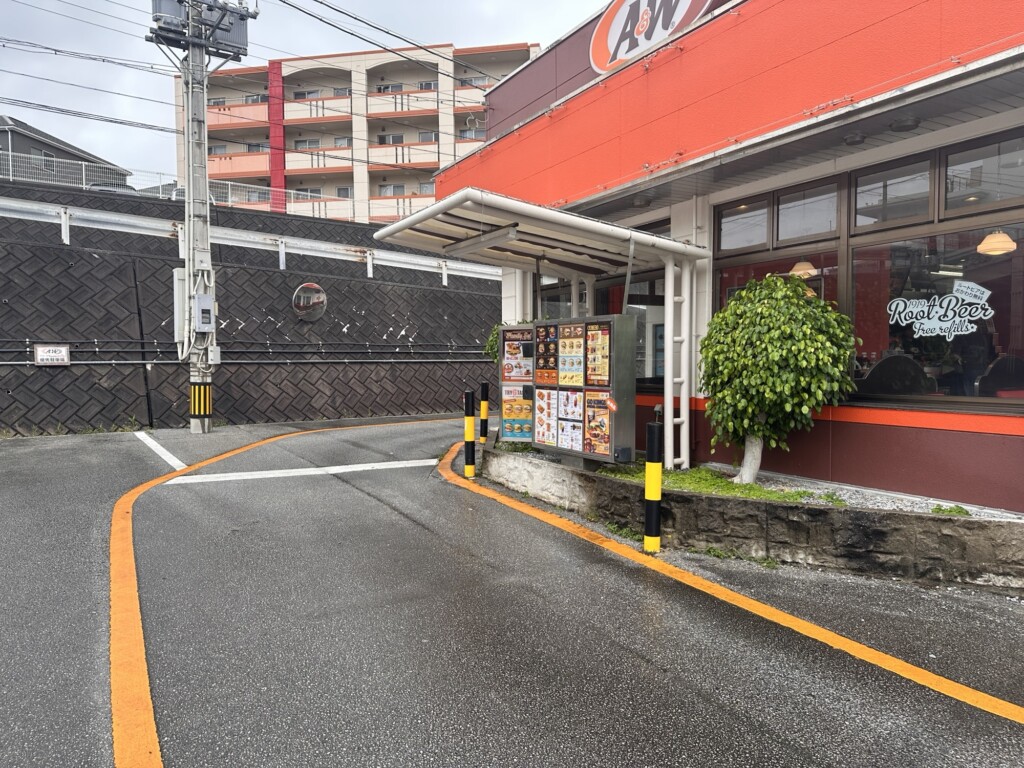 A&W名桜店のドライブスルー注文口と黄色い注意区画