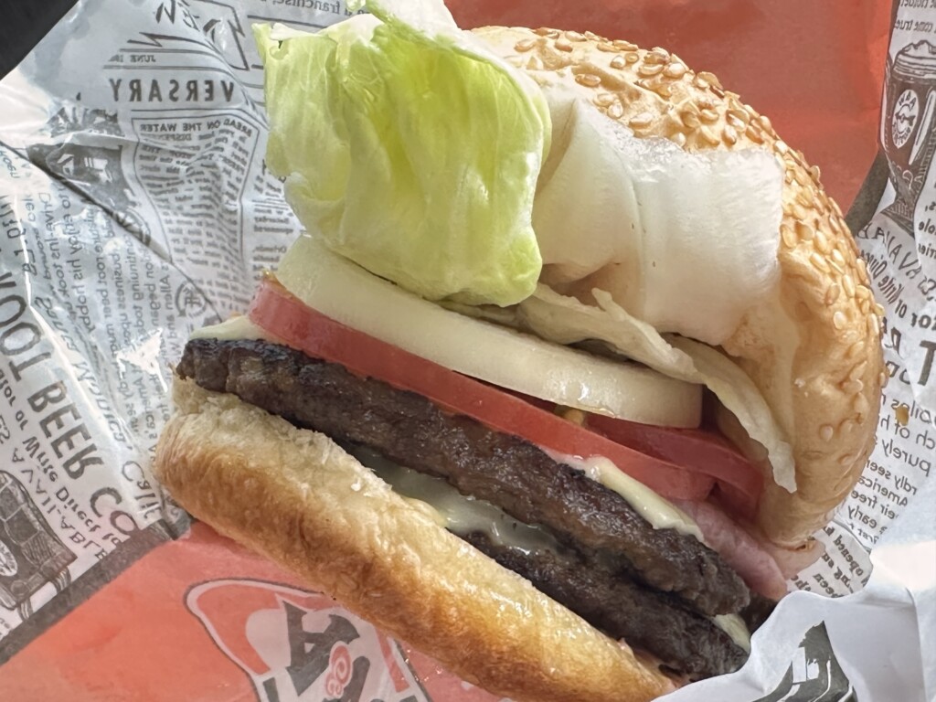 The A&Wバーガーの断面。濃厚なクリームチーズとオニオンリングが見える