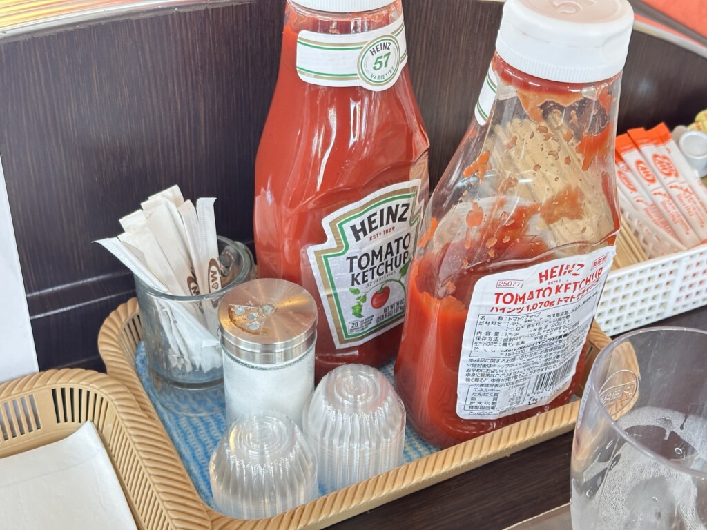 店内のセルフコーナー。ケチャップ、塩、爪楊枝などが置かれている