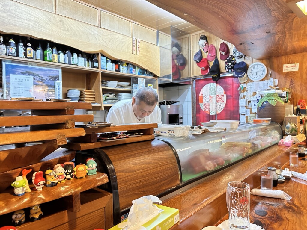 大左衛門の店内。カウンター越しの店主の確かな手捌き