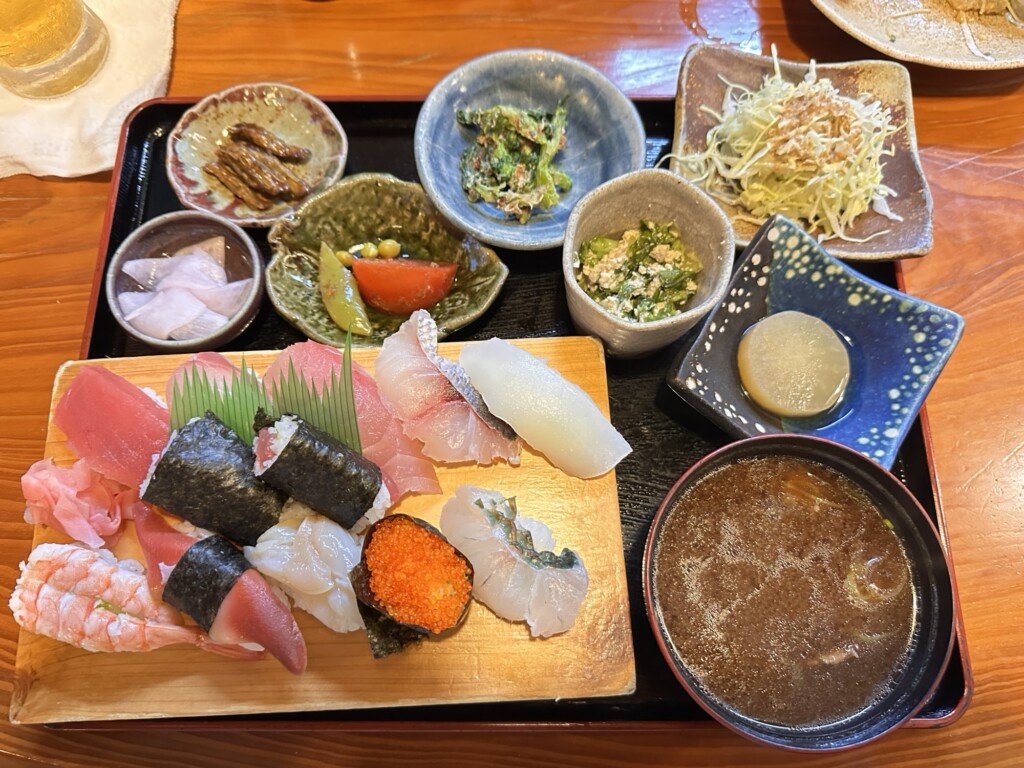 大左衛門の上寿司定食。色彩豊かなネタが美しく並ぶ