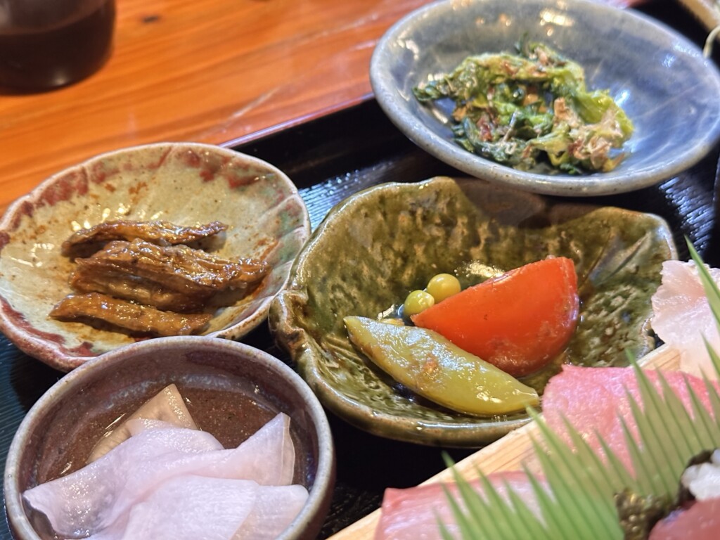 定食の小鉢。ゴボウ、大根、トマト、さやエンドウの彩り