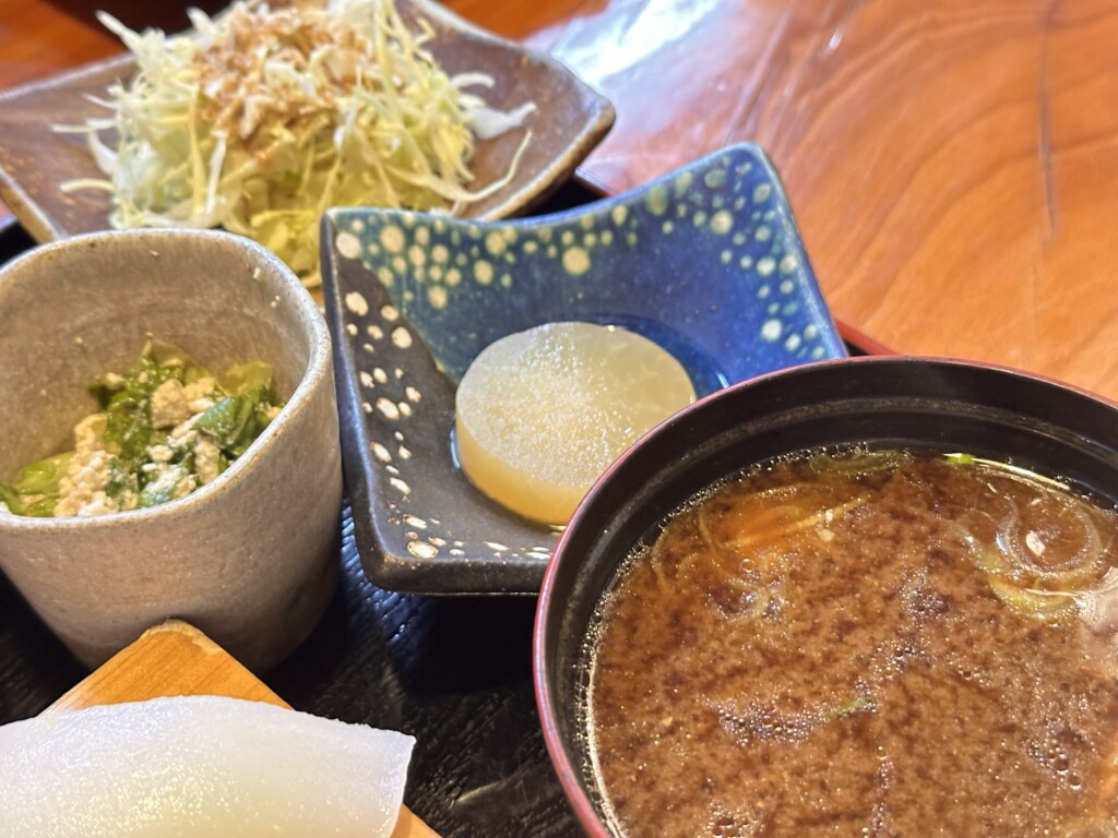大左衛門の赤だし。出汁の香りが食欲をそそる一杯