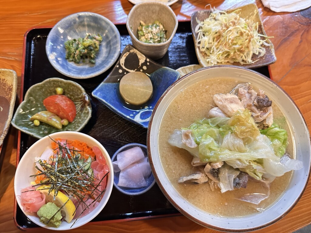 魚汁定食ミニ丼セット。主役級の大きな魚汁が目を引く
