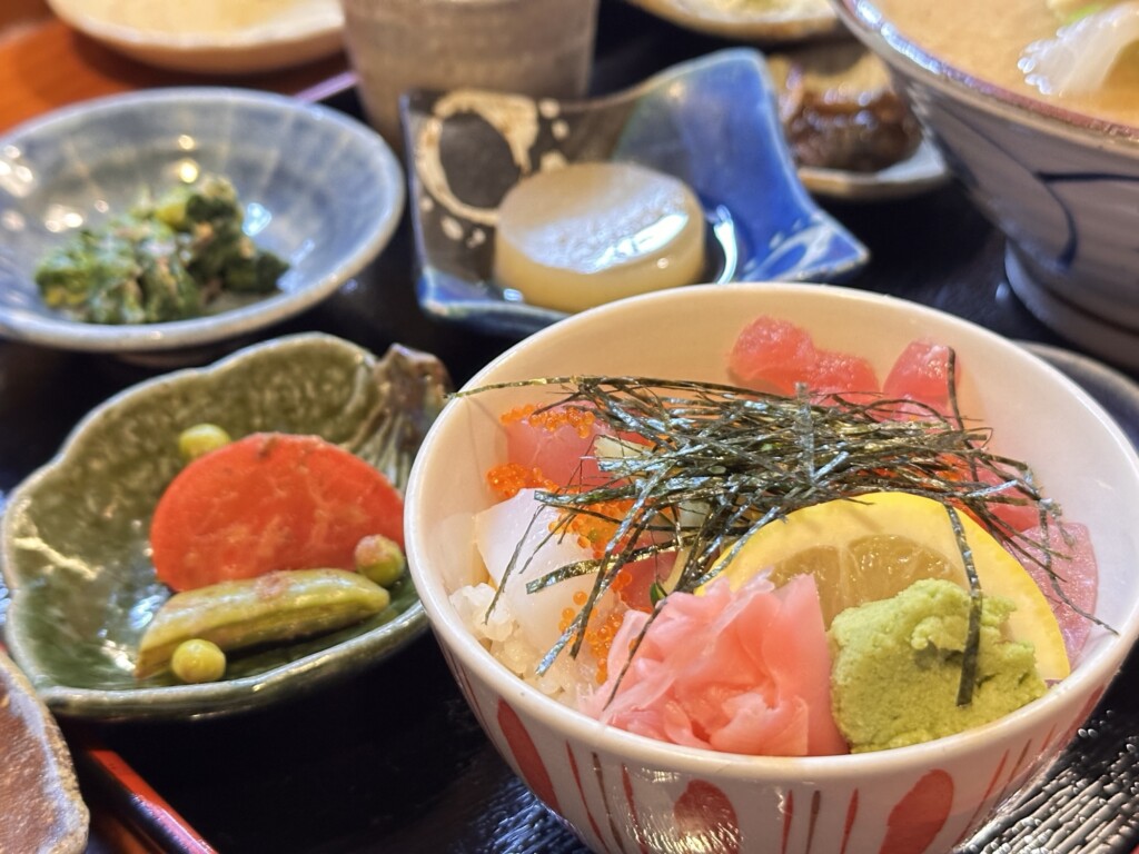 セットのミニ丼。色とりどりの海鮮が美しく盛られている