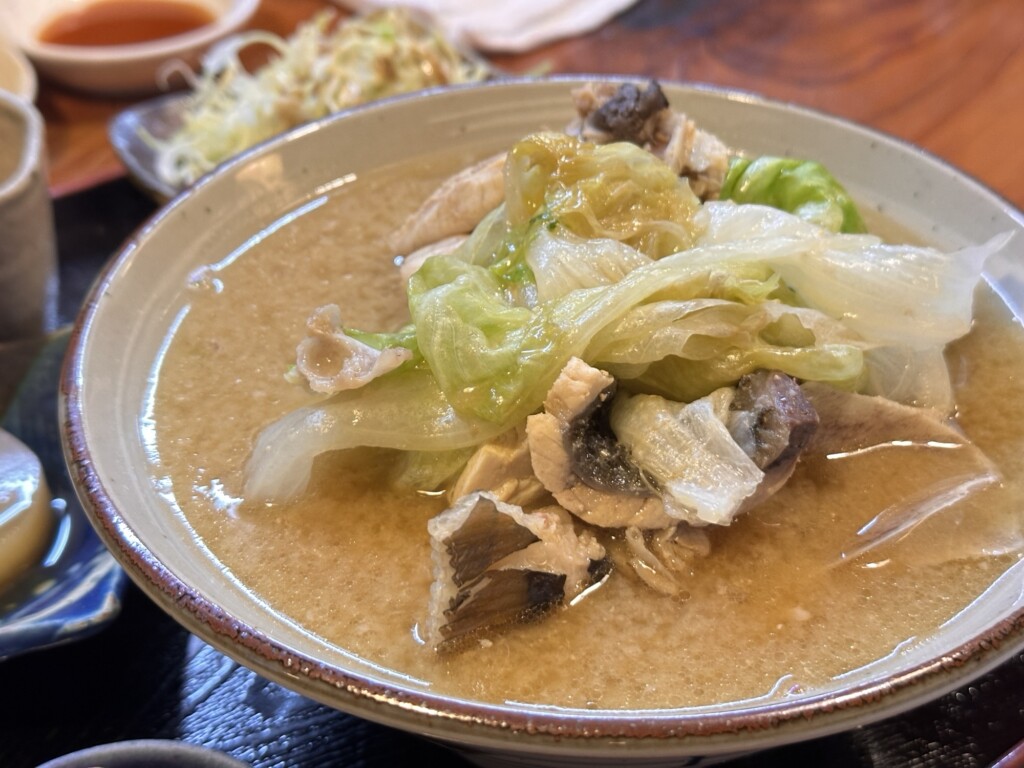 魚汁のアップ。魚の身がたっぷり入った濃厚なスープ
