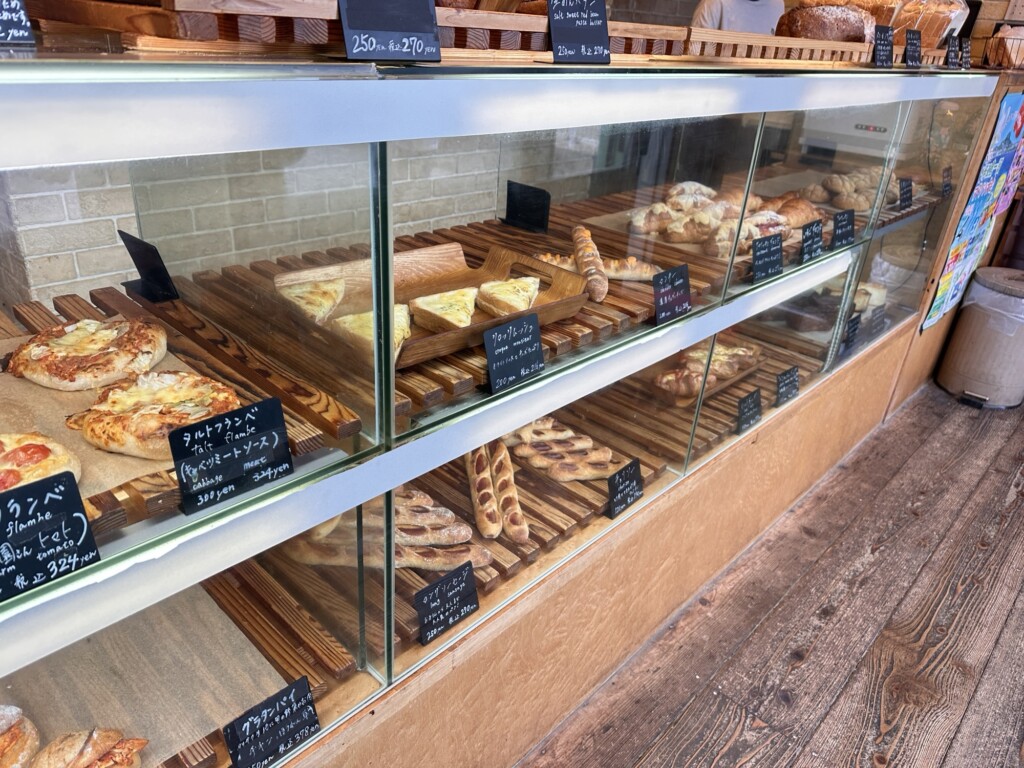 Pain de Kaitoのパンが美しく並べられたショーケース