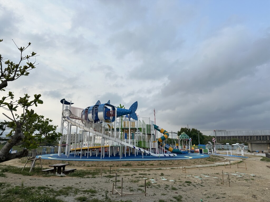 21世紀の森公園で工事中の巨大遊具。夕暮れの中にそびえ立つ骨組み。