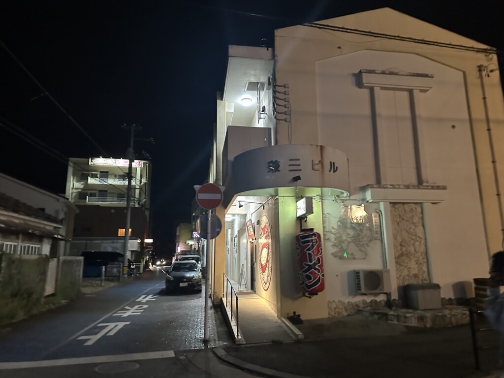 ラーメン康竜 名護店の入り口