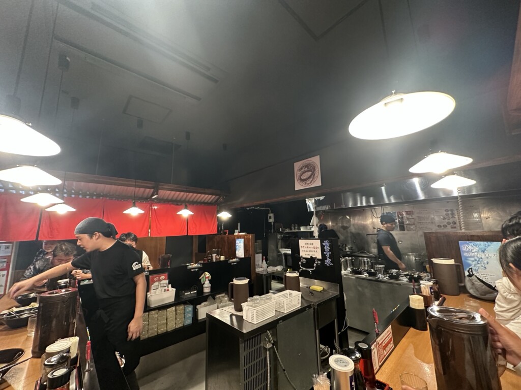 ラーメン康竜 名護店の店内風景