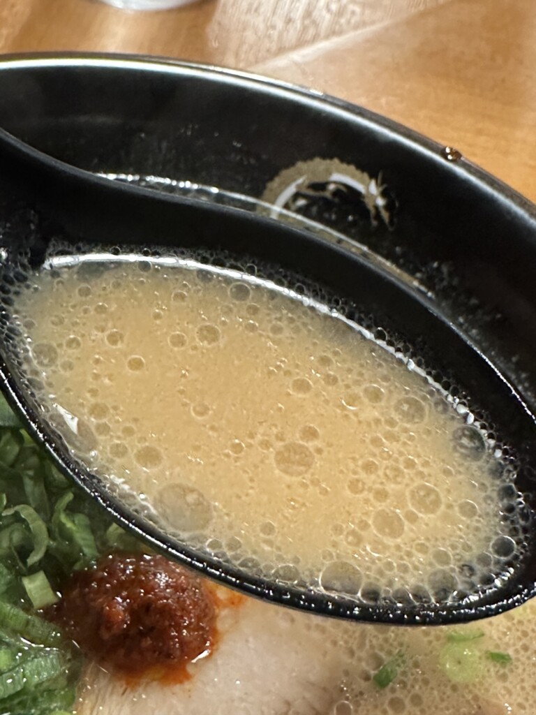 康竜のスープ上げ。とろみのある濃厚な豚骨スープです。