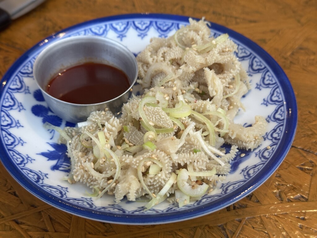 丁寧に下処理された真っ白な白センマイ刺しと付け合わせのタレ