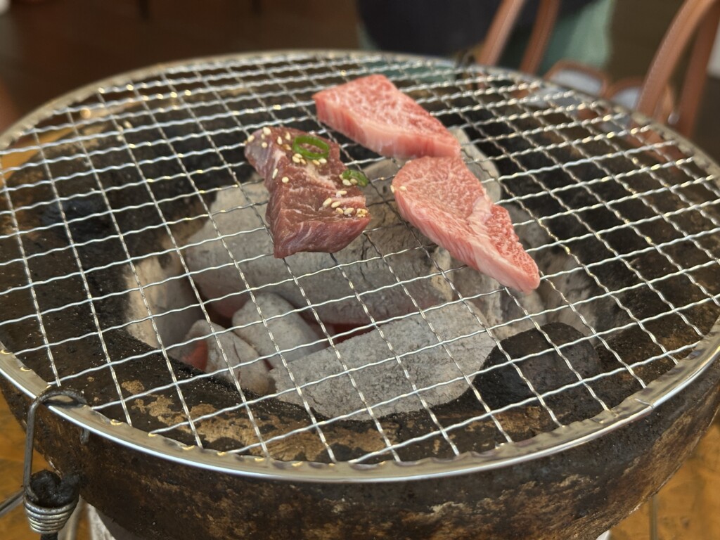 七輪の炭火の上でお肉をじっくりと焼いている様子