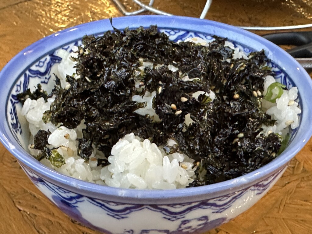 ホカホカのご飯の上にたっぷりのネギと海苔がのったネギめし