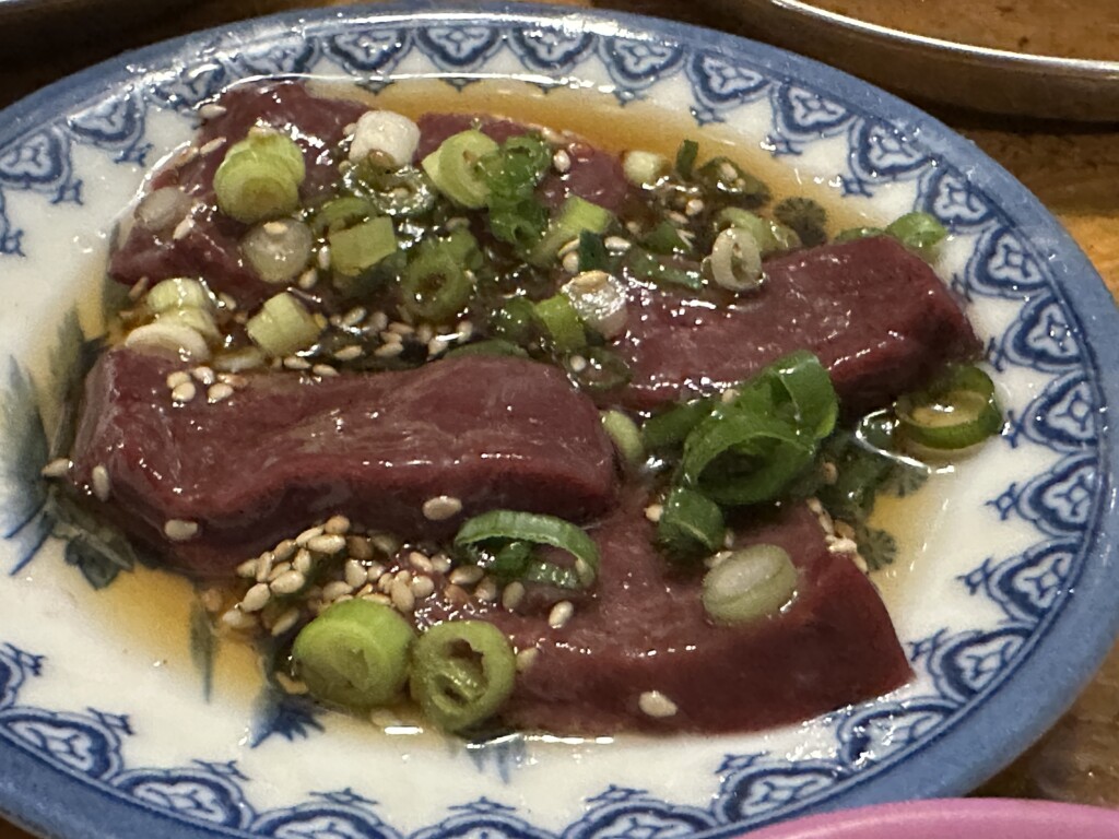 ネギとゴマが綺麗にトッピングされた新鮮な上レバ
